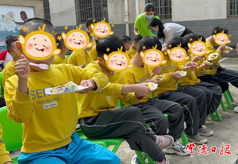孩子們開心的品嘗蛋糕.jpg